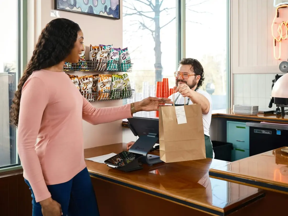 Entrega de um pedido para viagem no balcão